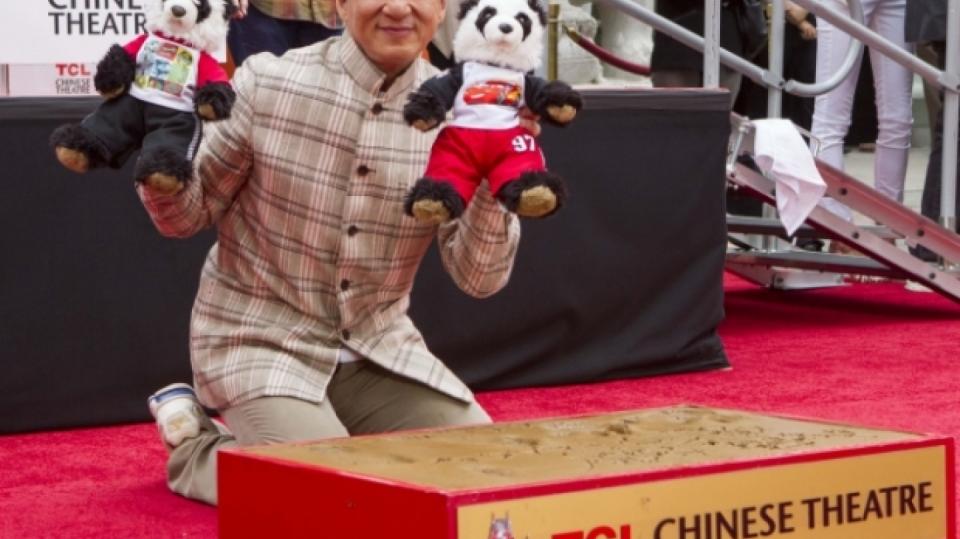 Jackie Chan otiskl do hollywoodského betonu, co mohl